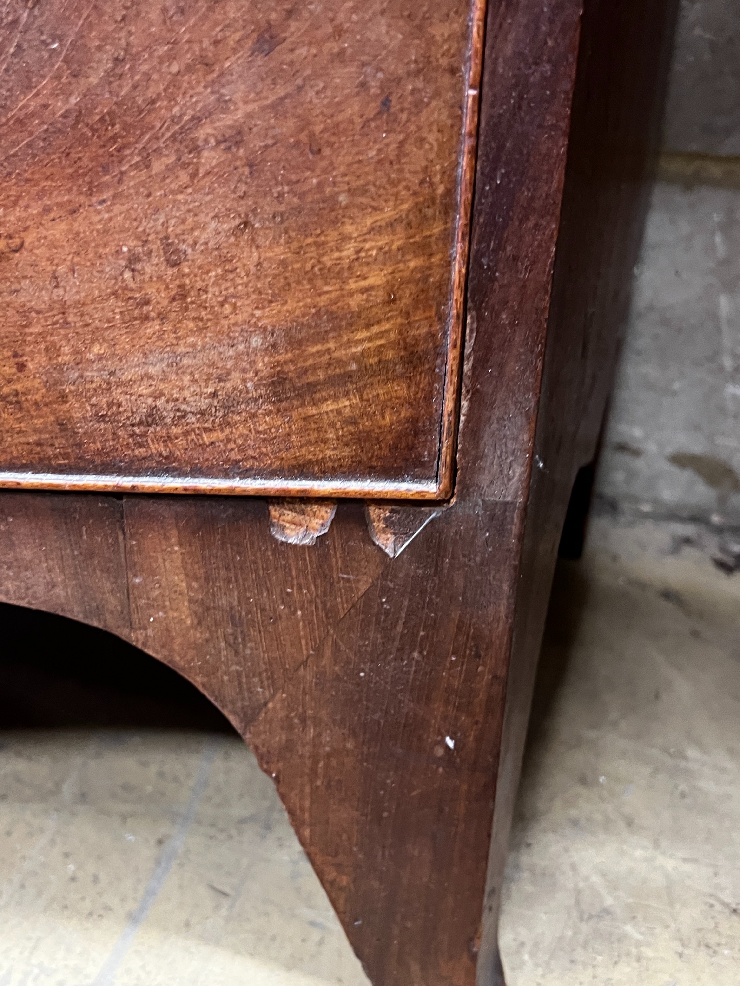 A Regency mahogany bowfront chest, width 107cm, depth 51cm, height 106cm
